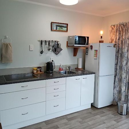 Ferienwohnung Flying Plate Saloon Waimate Exterior foto