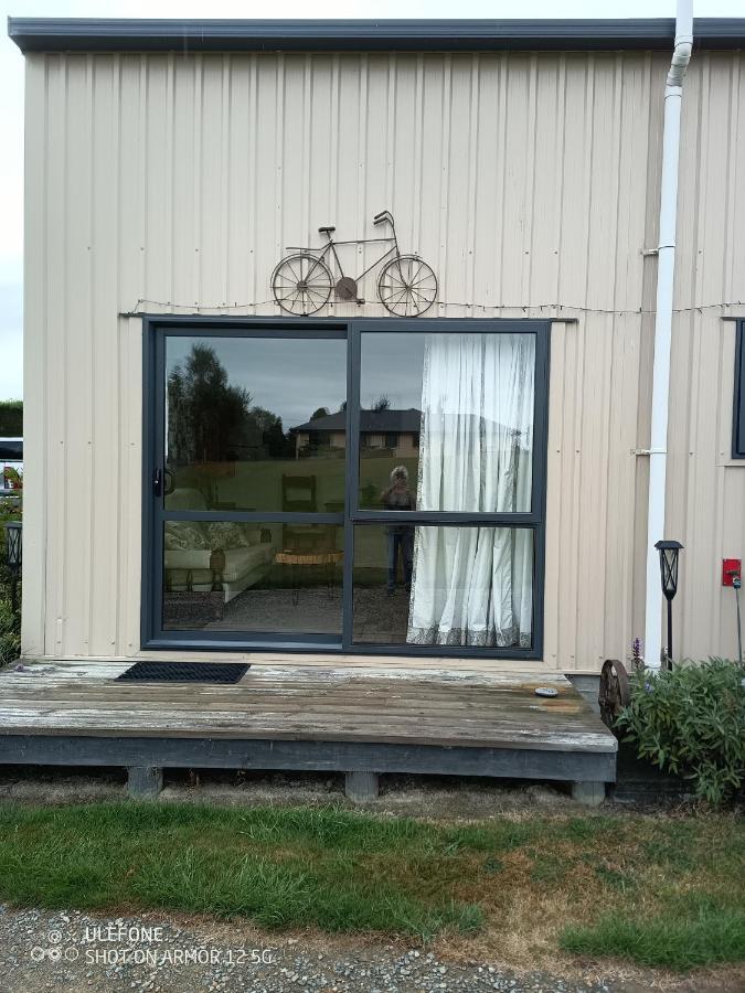Ferienwohnung Flying Plate Saloon Waimate Exterior foto
